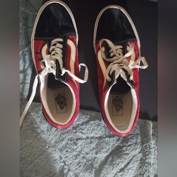 Vans with a graffiti flame colorway - Picture 3 of 12